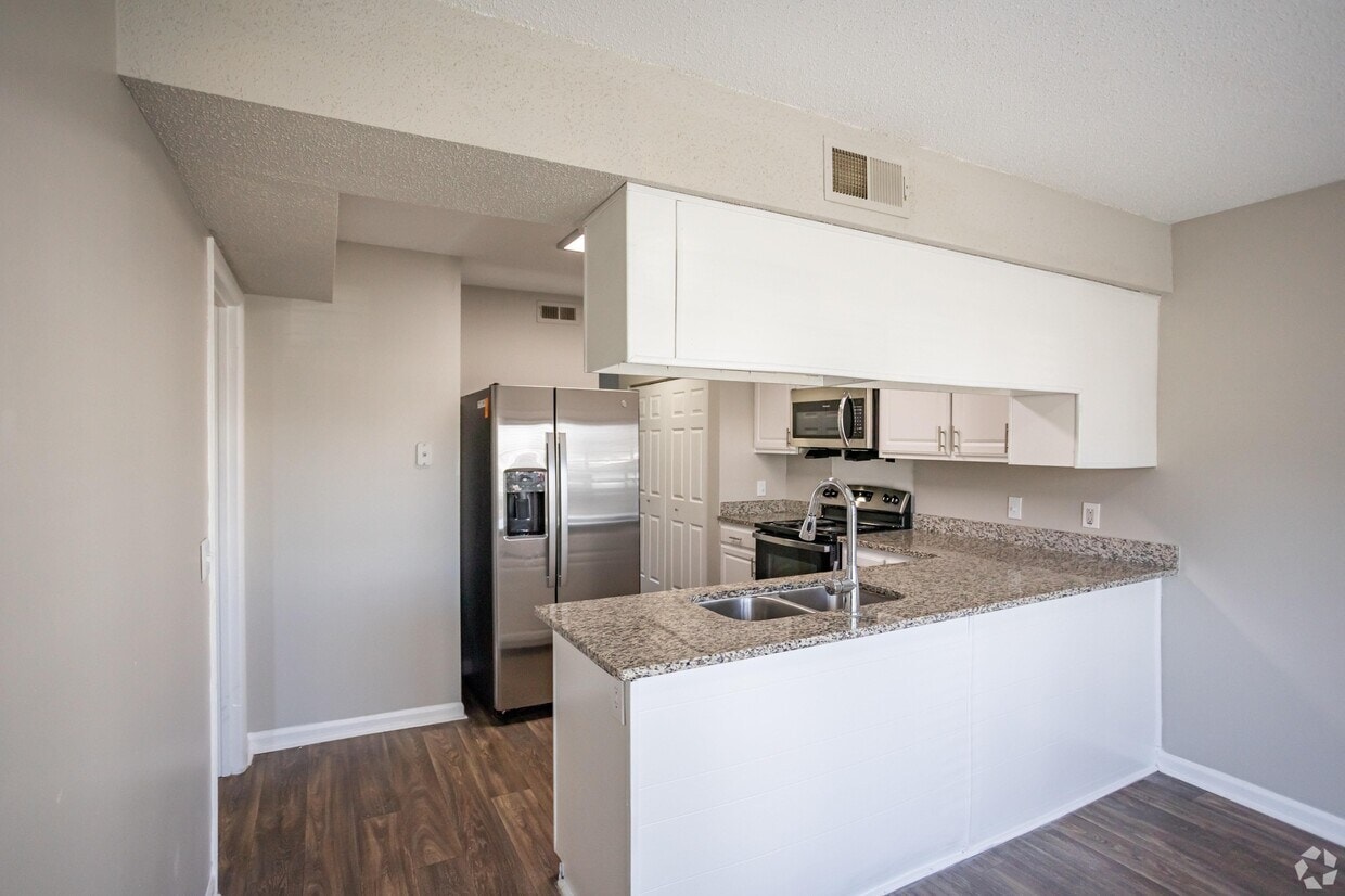 Marina Pointe photo 32