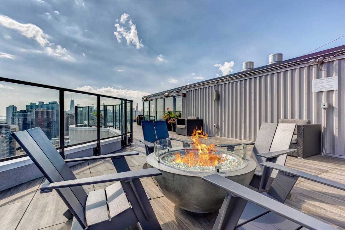 2555 N Clark St photo 6
