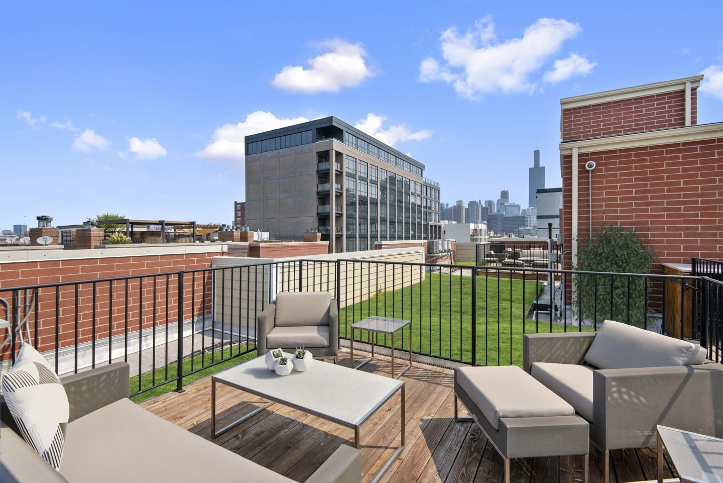 1245 W Jackson Blvd, Chicago, IL 60607 — exterior view