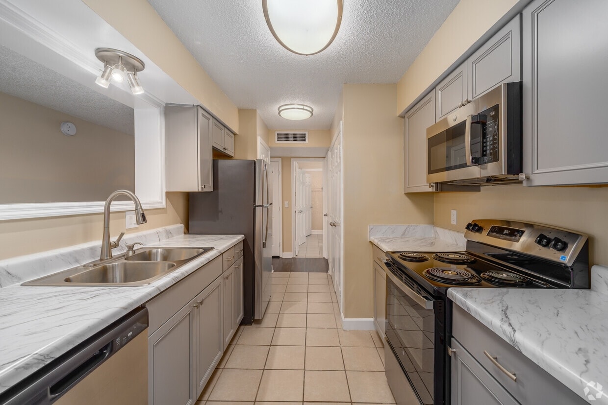 Royal Oaks Apartments photo 10