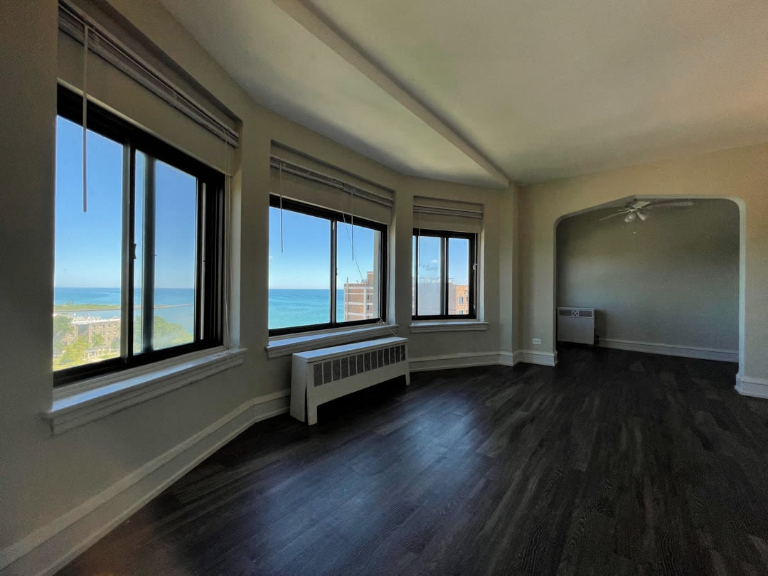 1033 W Loyola photo 2