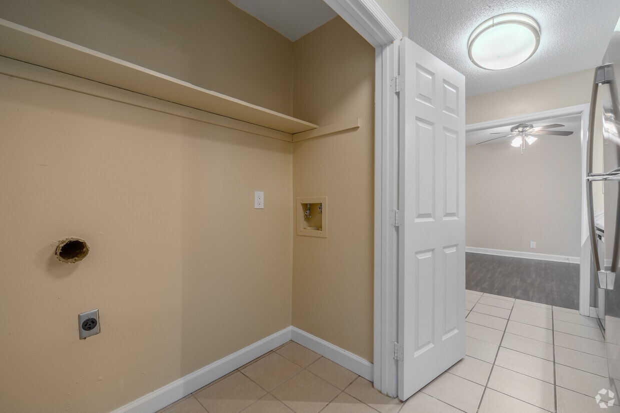 Royal Oaks Apartments photo 20