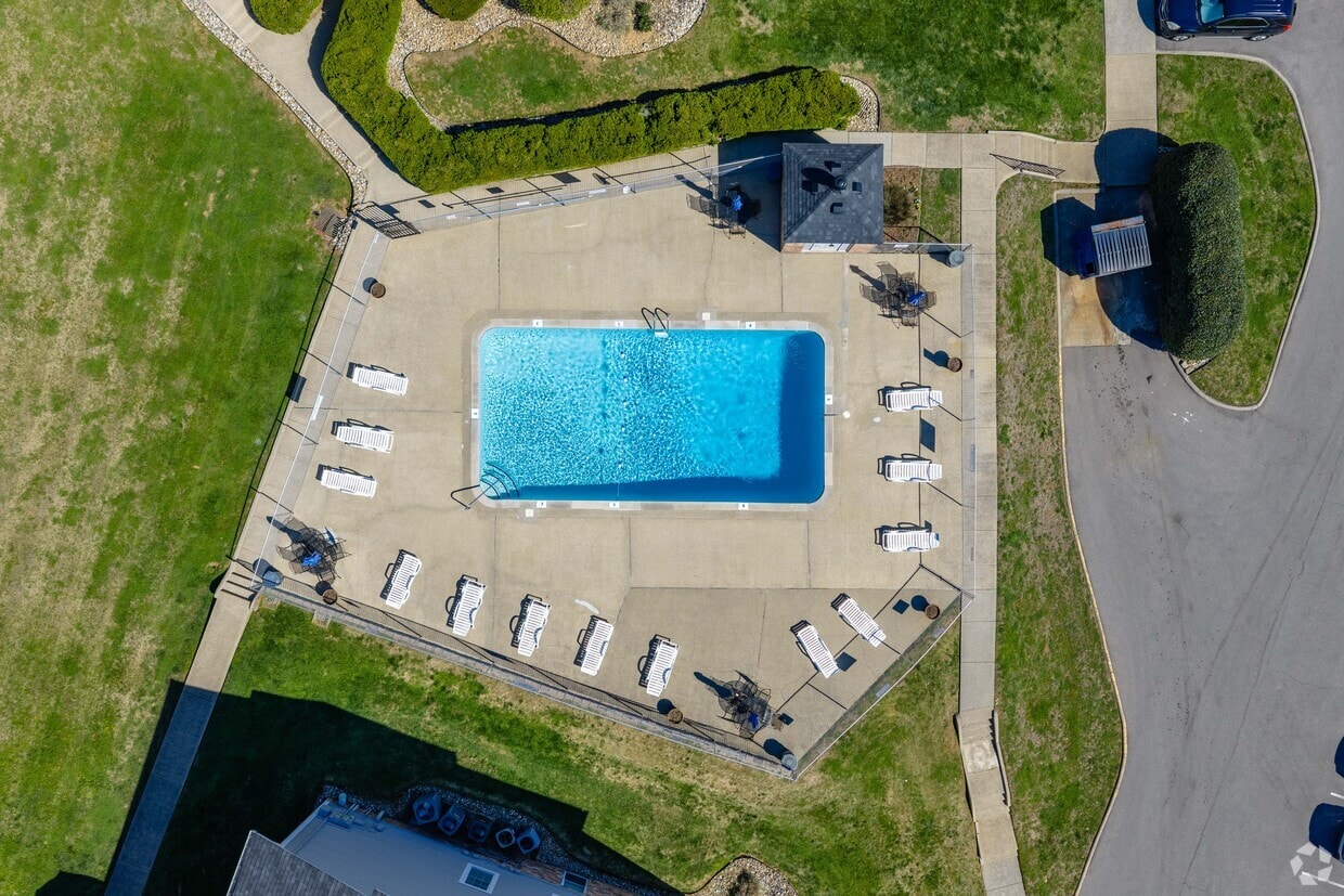 Royal Oaks Apartments photo 2