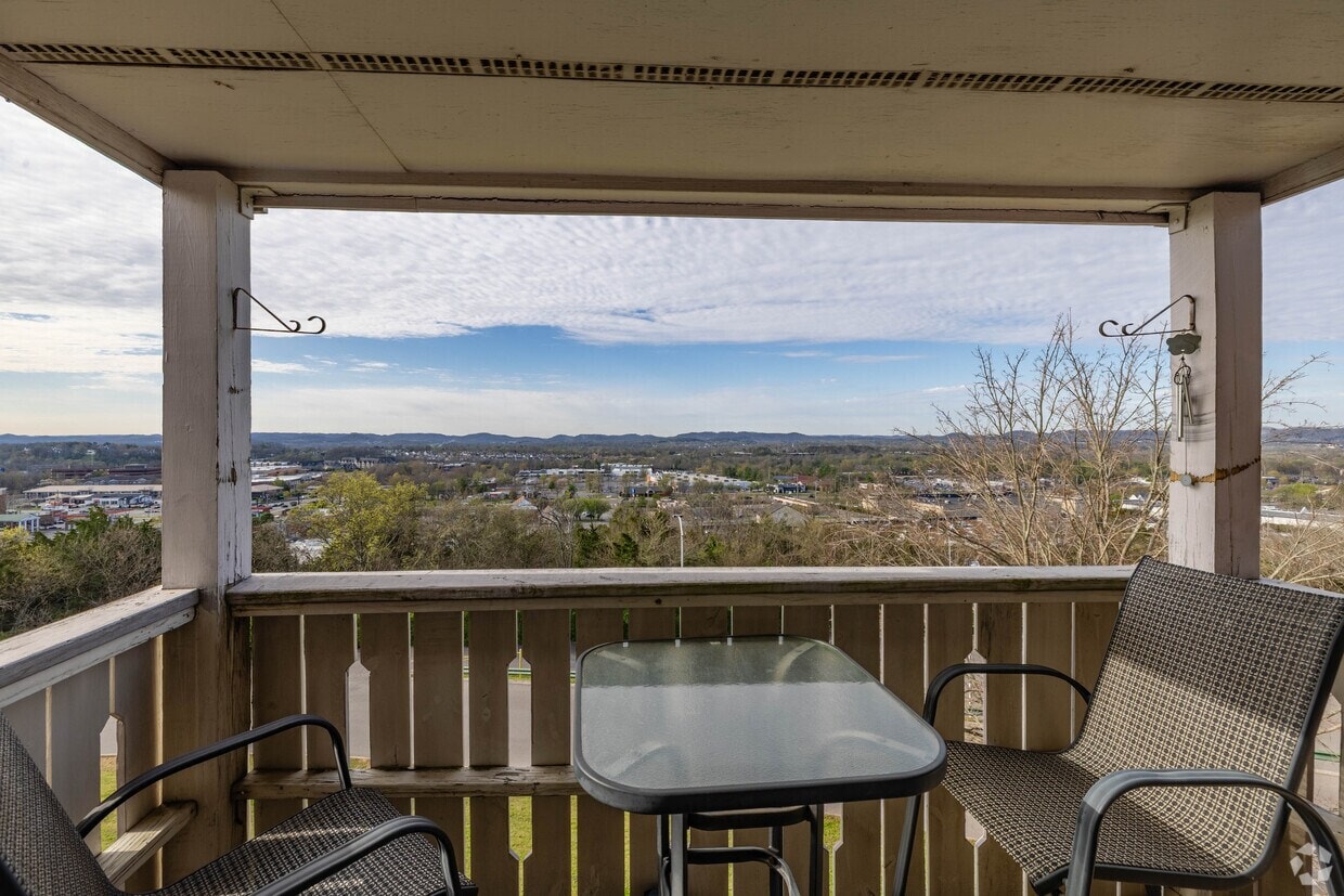 Royal Oaks Apartments photo 4