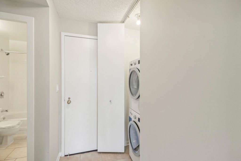 750 N Rush photo 12