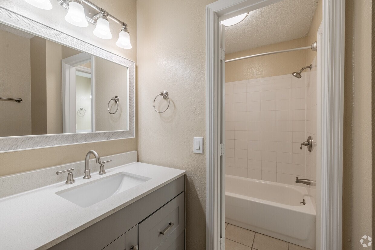 Royal Oaks Apartments photo 17