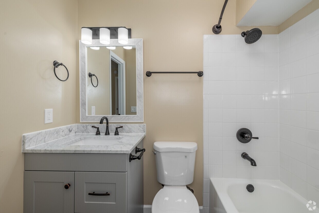 Royal Oaks Apartments photo 24