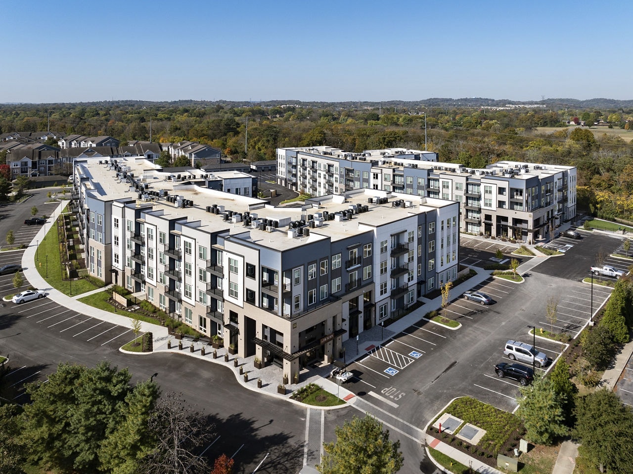 The Hickory at Indian Lake Village Apartments photo 2