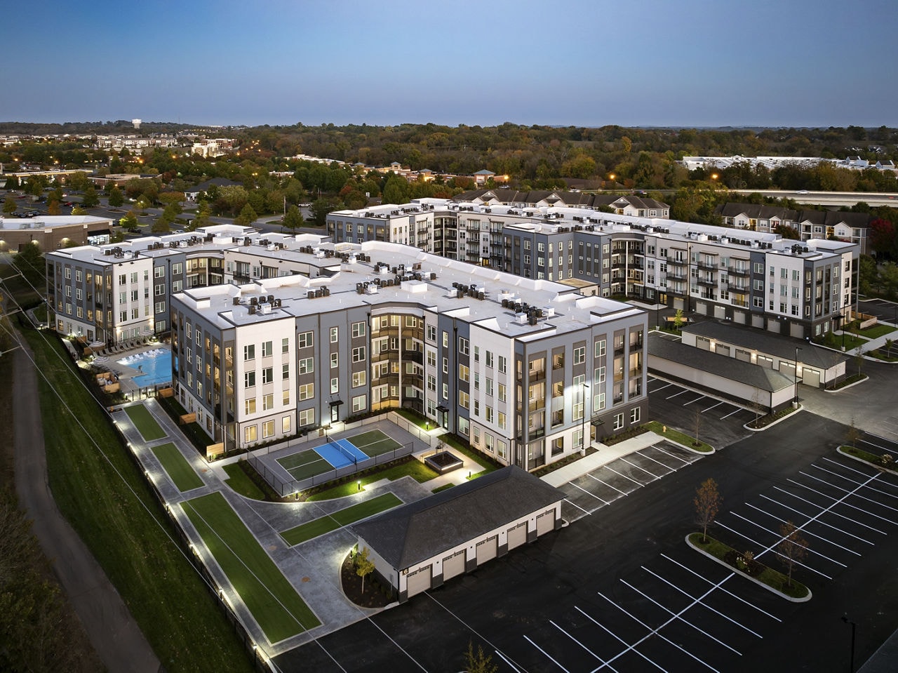 The Hickory at Indian Lake Village Apartments photo 3