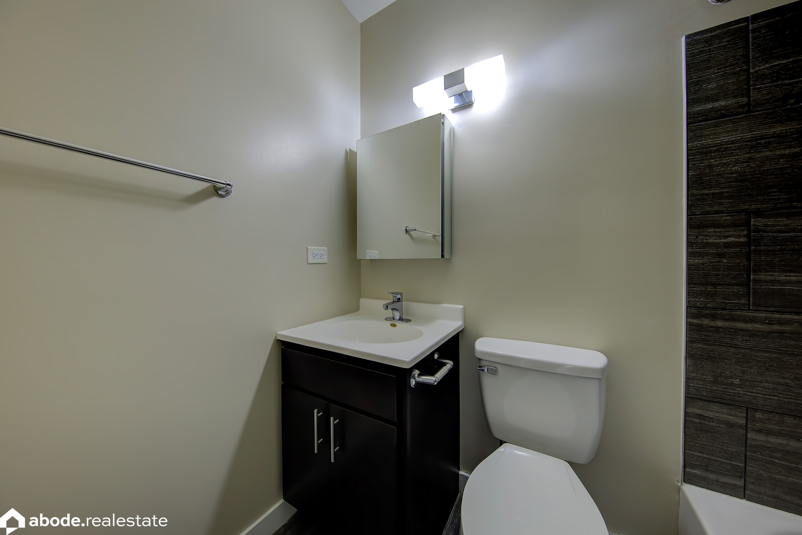 5600 N Sheridan Rd, Chicago, IL 60660 — kitchen view