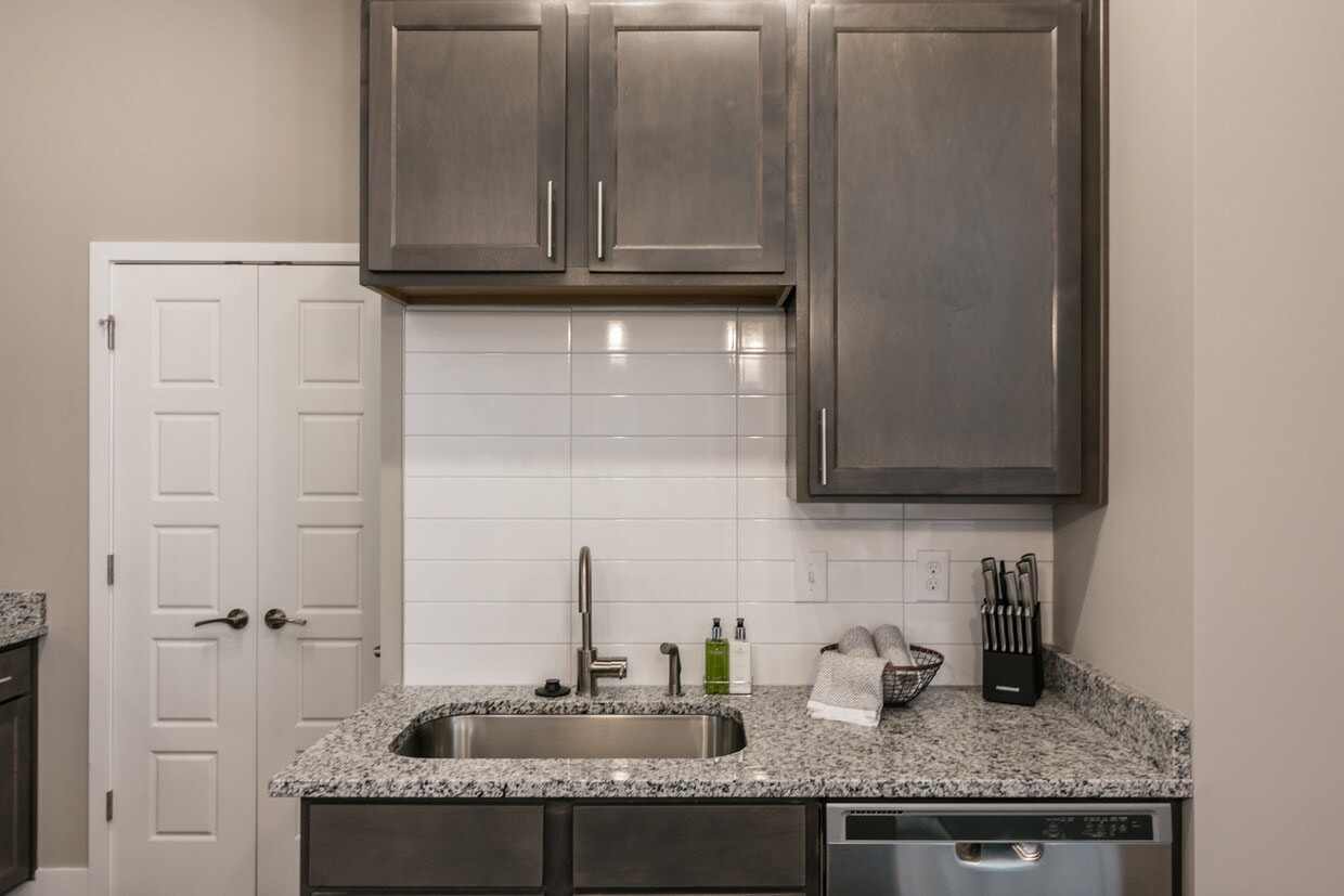 Vintage Foxland Apartments photo 16