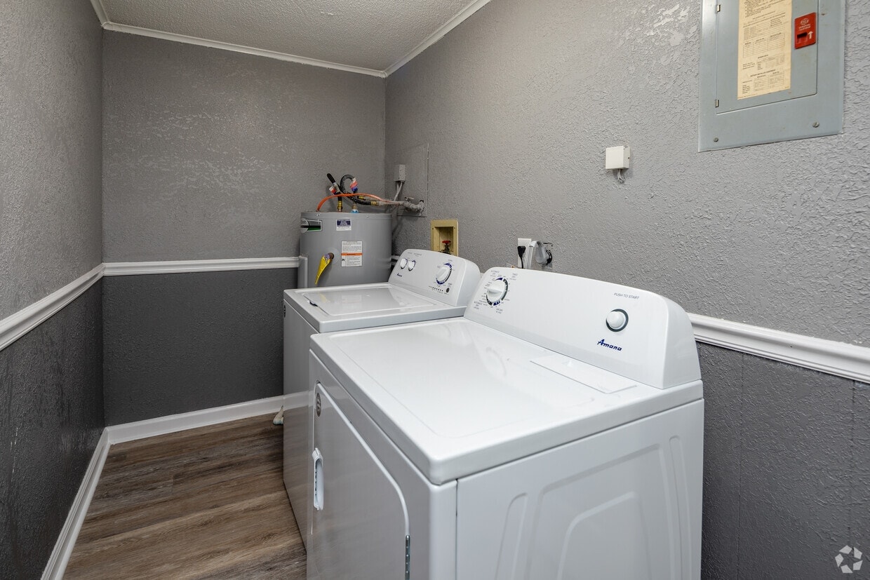 Stratford Apartments photo 8