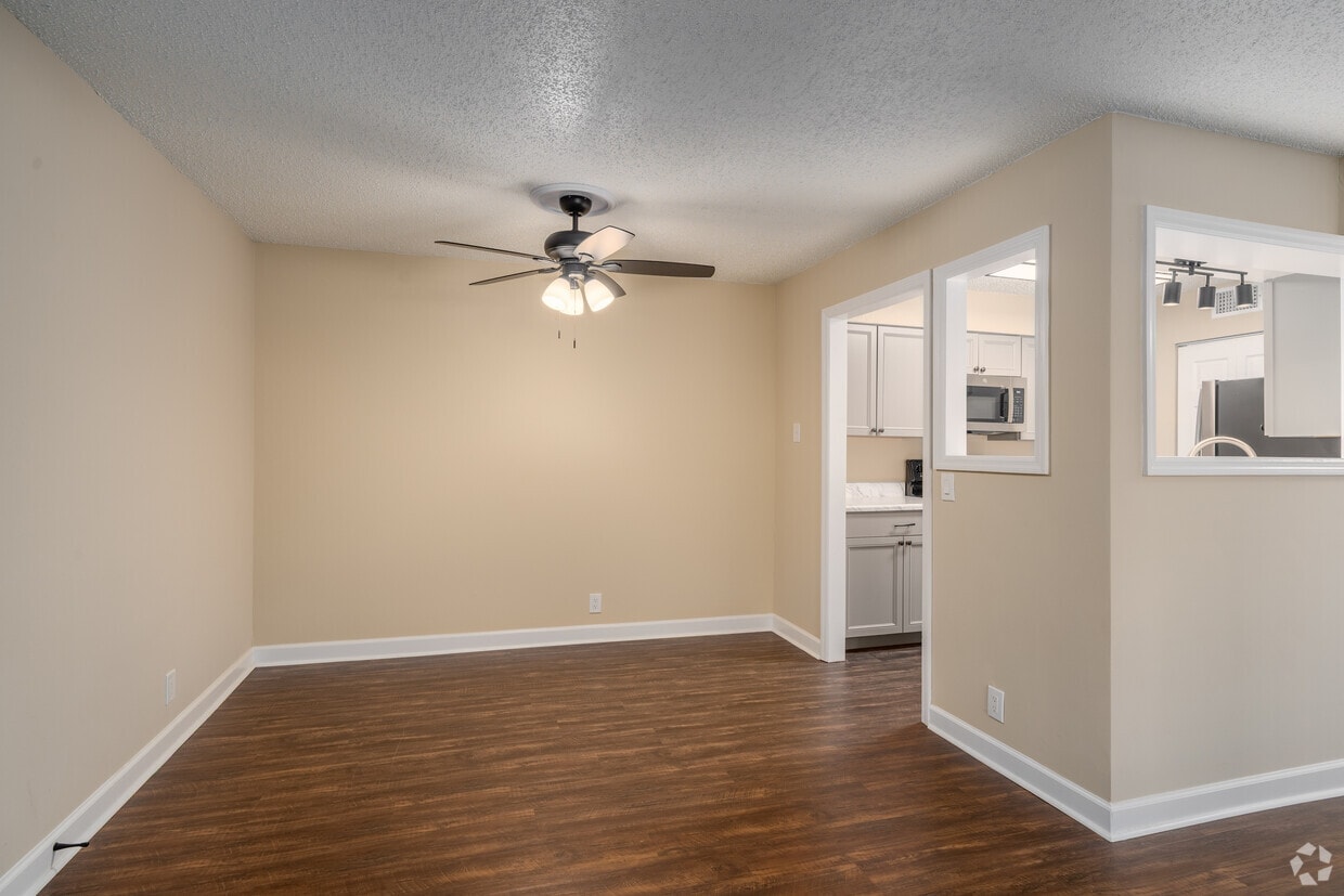 Royal Oaks Apartments photo 21
