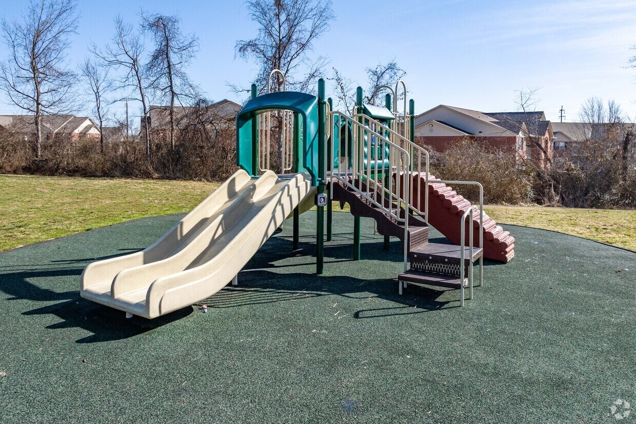 Sumner Gardens Apartments photo 4