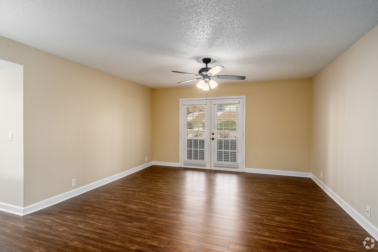Royal Oaks Apartments photo 22