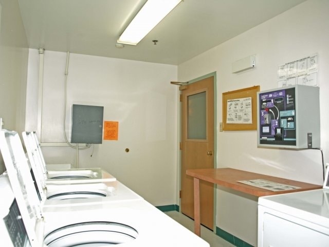 Oak Park City Apartments photo 6