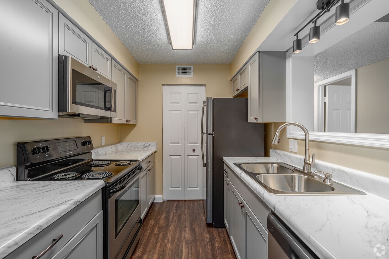 Royal Oaks Apartments photo 3
