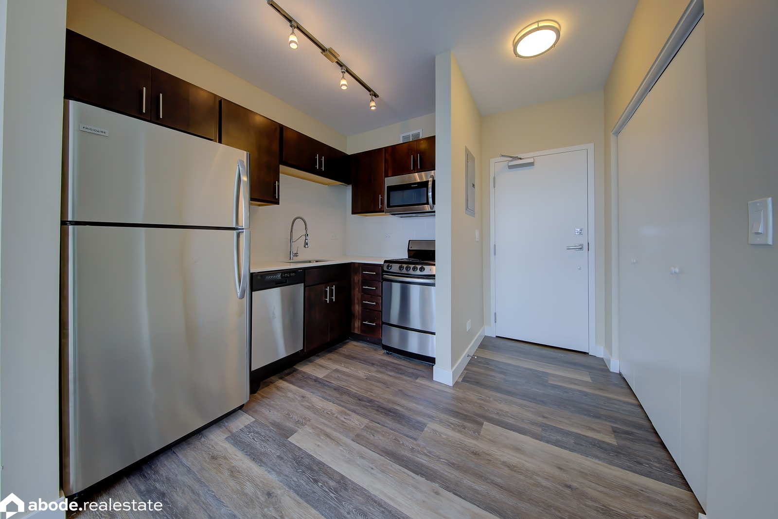5600 N Sheridan Rd, Chicago, IL 60660 — kitchen view
