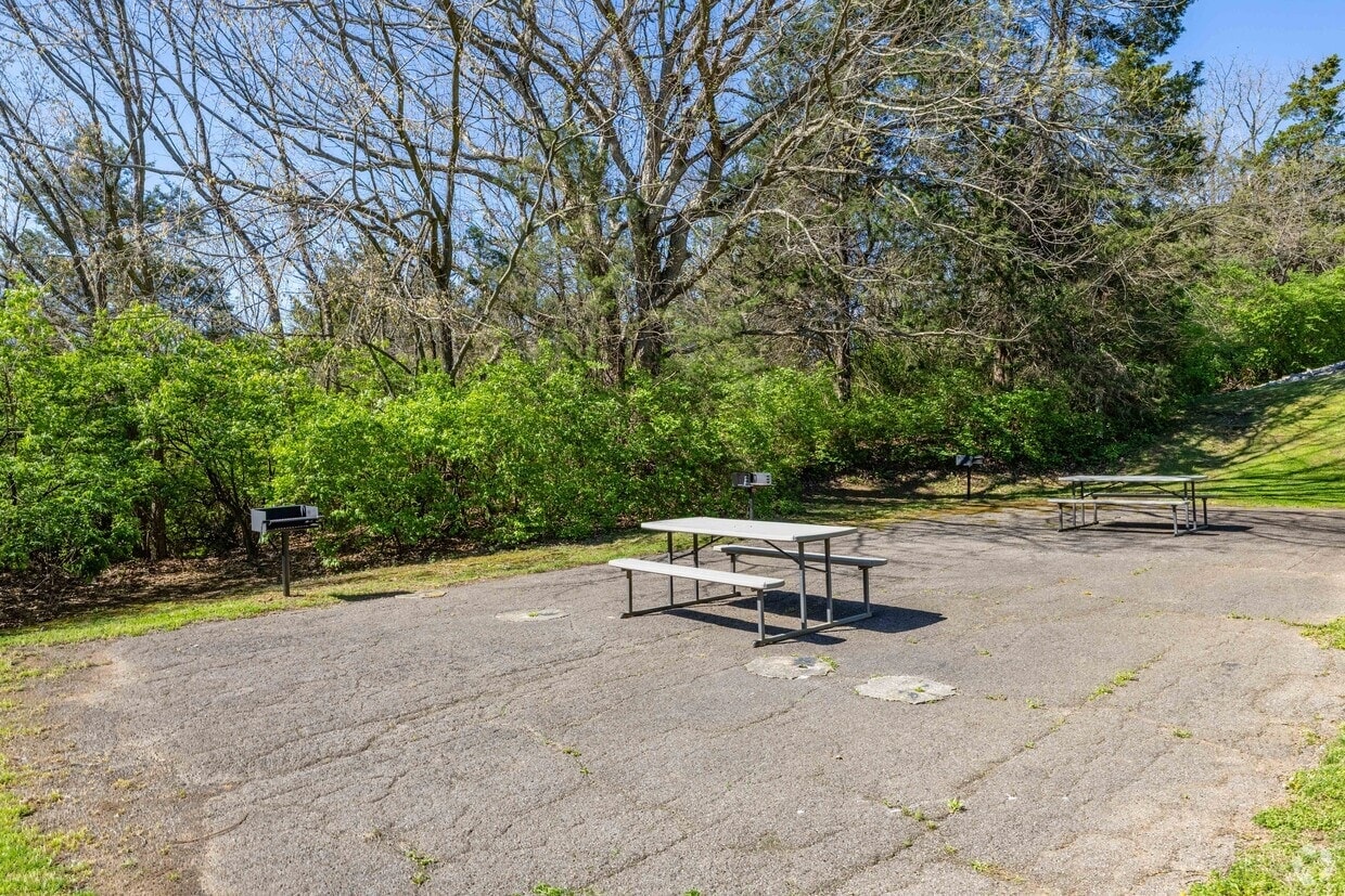 Royal Oaks Apartments photo 30