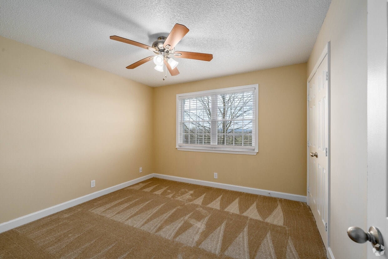 Royal Oaks Apartments photo 18