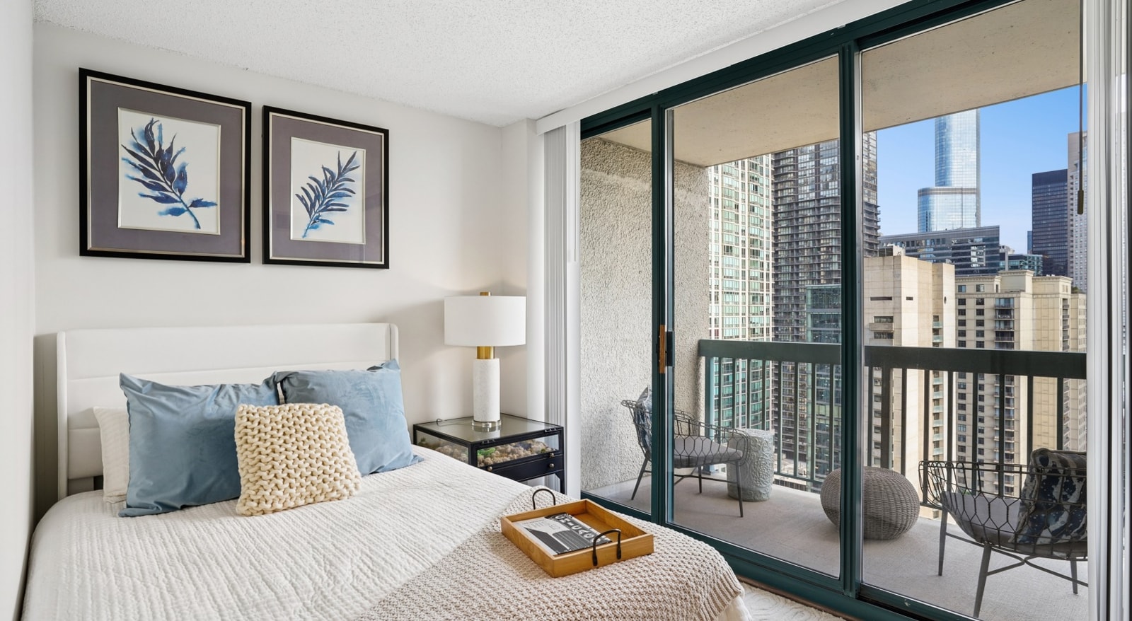 1 W. Superior St., Chicago, IL 60654 — living view