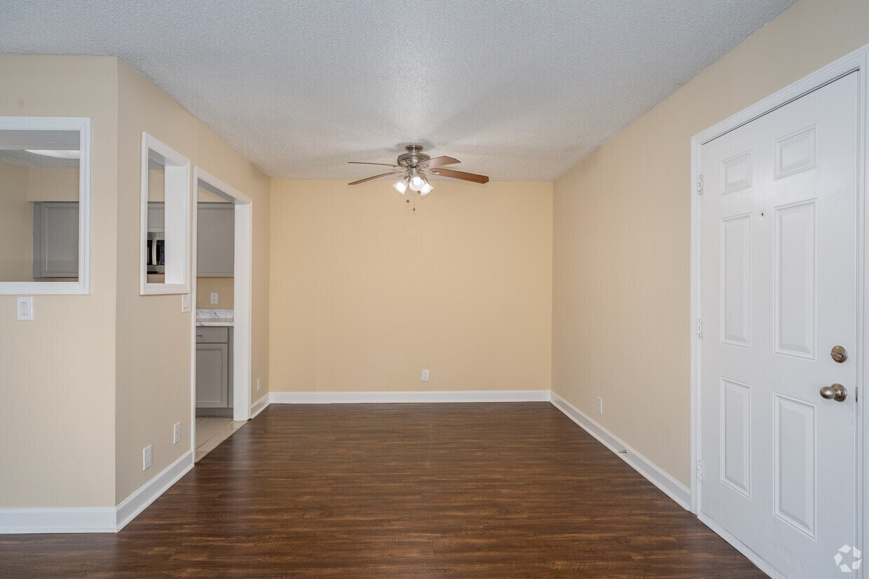 Royal Oaks Apartments photo 11