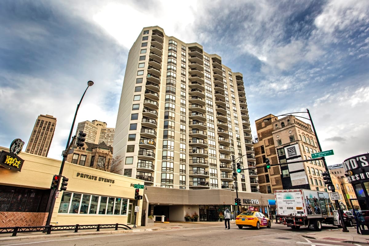 2555 N Clark St photo 2