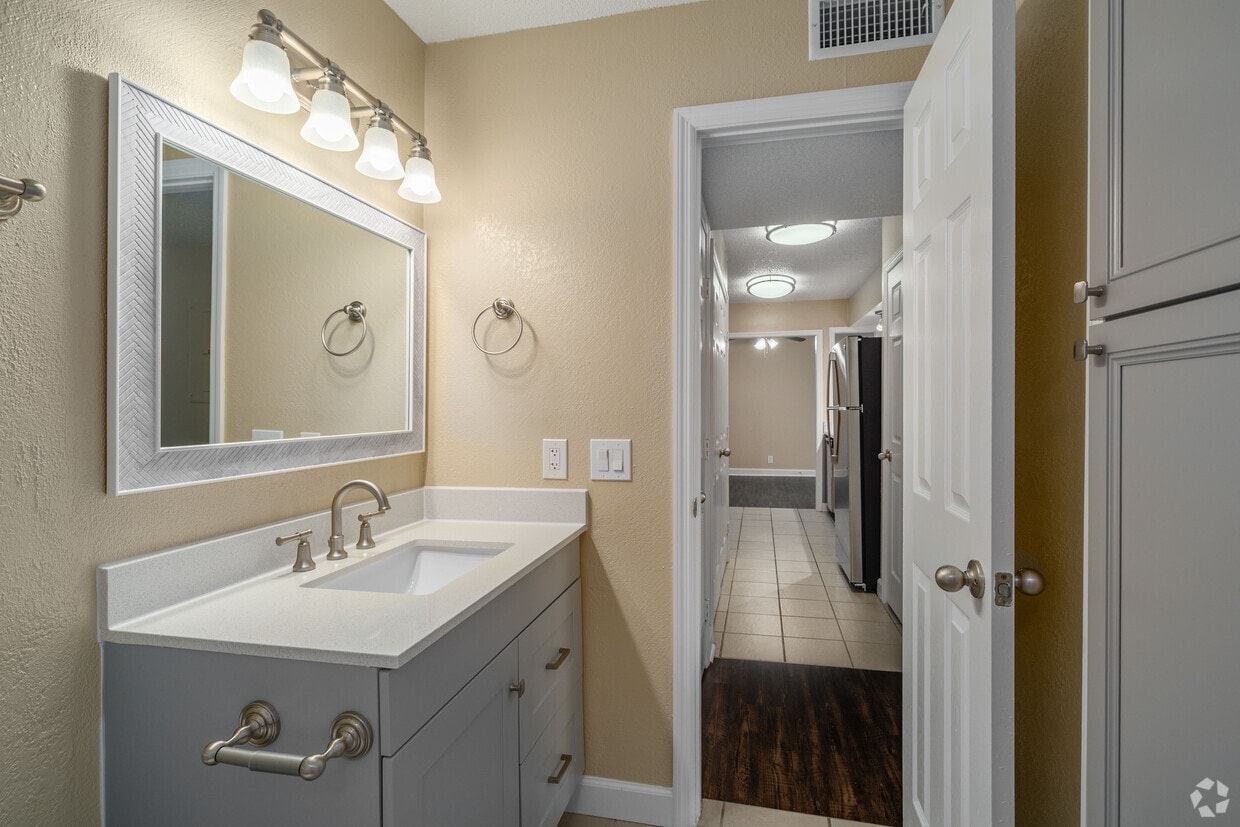 Royal Oaks Apartments photo 19