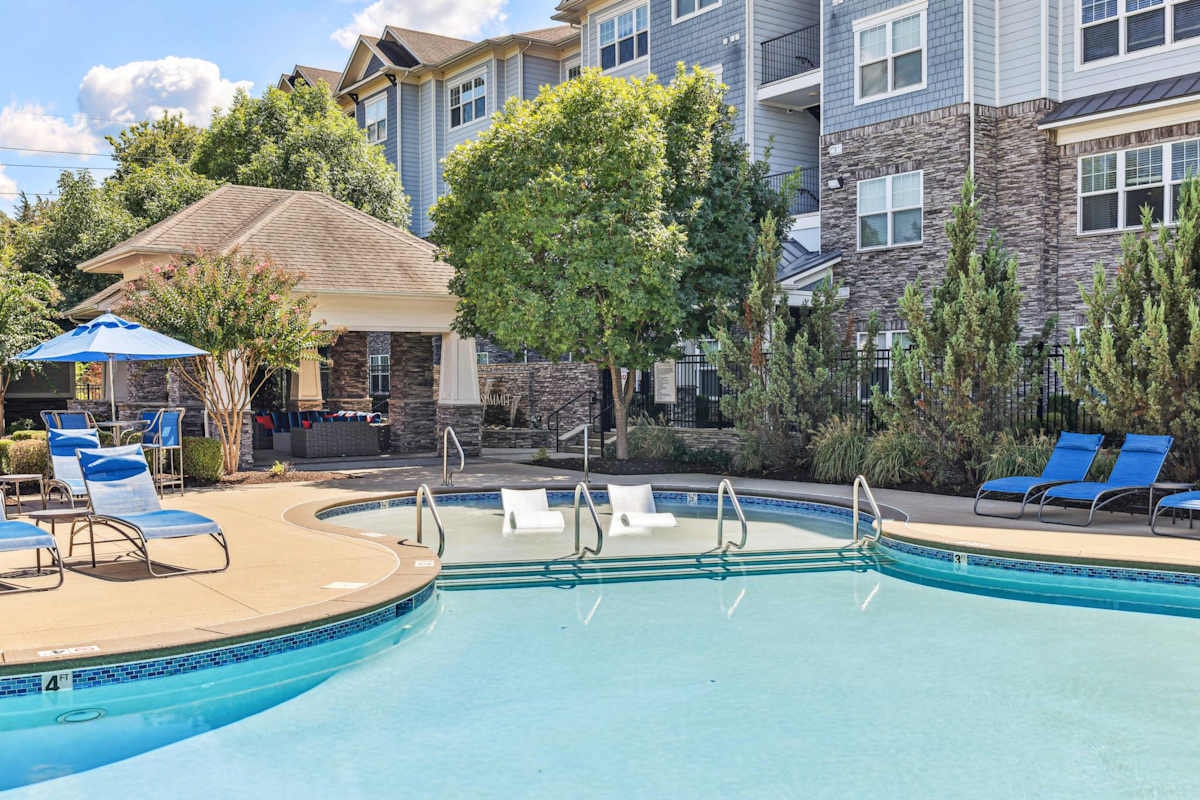 7201 Charlotte Pike, Nashville, TN 37209 — exterior view