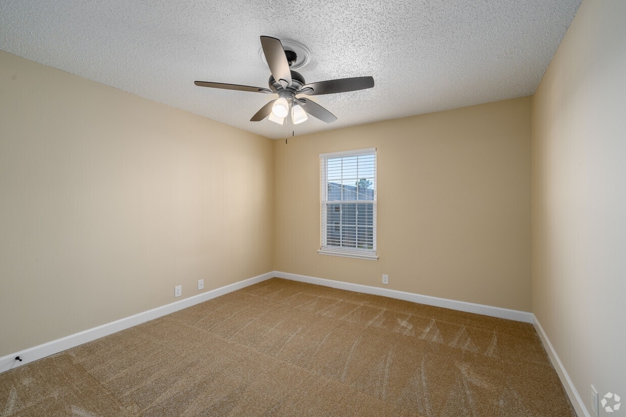 Royal Oaks Apartments photo 25